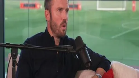 “欧冠抽签结果：阿森纳利物浦夺冠前景堪忧，巴塞罗那逆袭势头强劲”